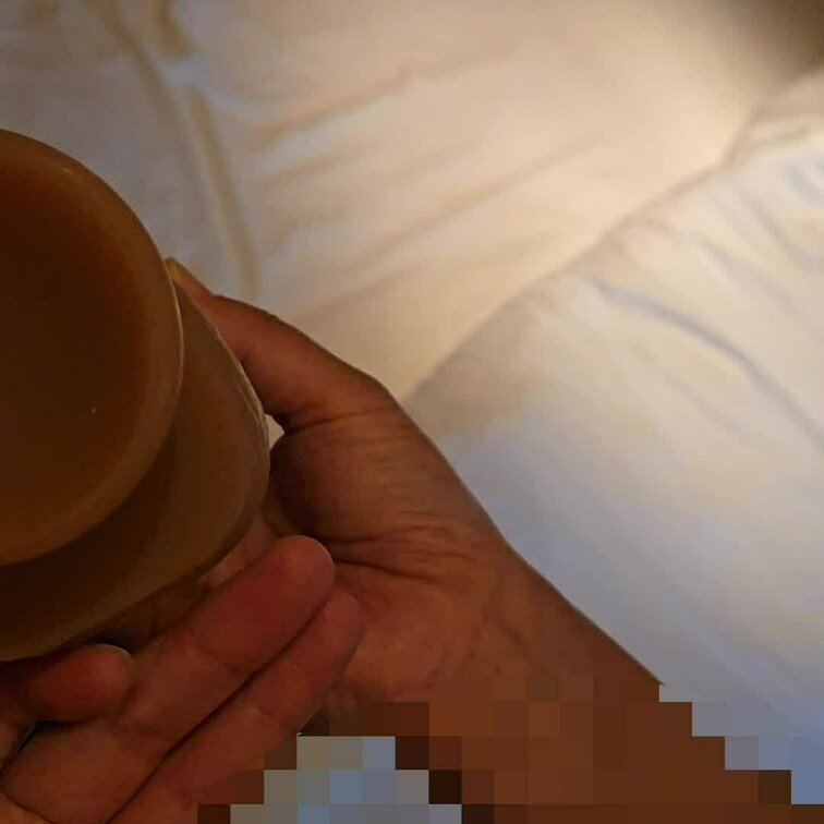 新しいディルドを確認する夜勤明けの看護師