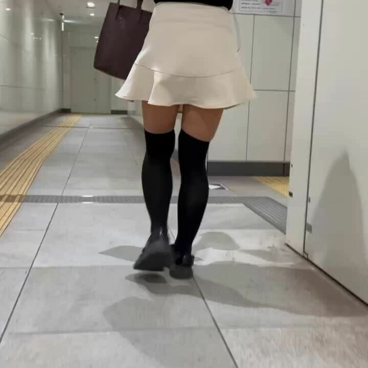 ミニスカの中をとう撮してみたらTバックだった❣️

※とう撮風動画です💕