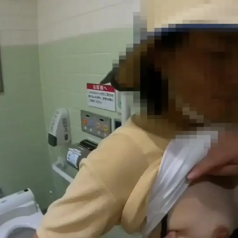再販　◎◎園に迎えに行く人妻とスーパーのトイレで生ハメ＆イラマ射精　オマケで2世が撮影してきたスレンダーOLとハメ撮り。