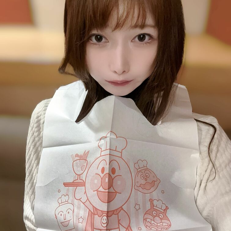 紙エプロンをお願いしたら子ども用しかありません、と・・
18禁動画撮ってる人がこれ大丈夫ですか？