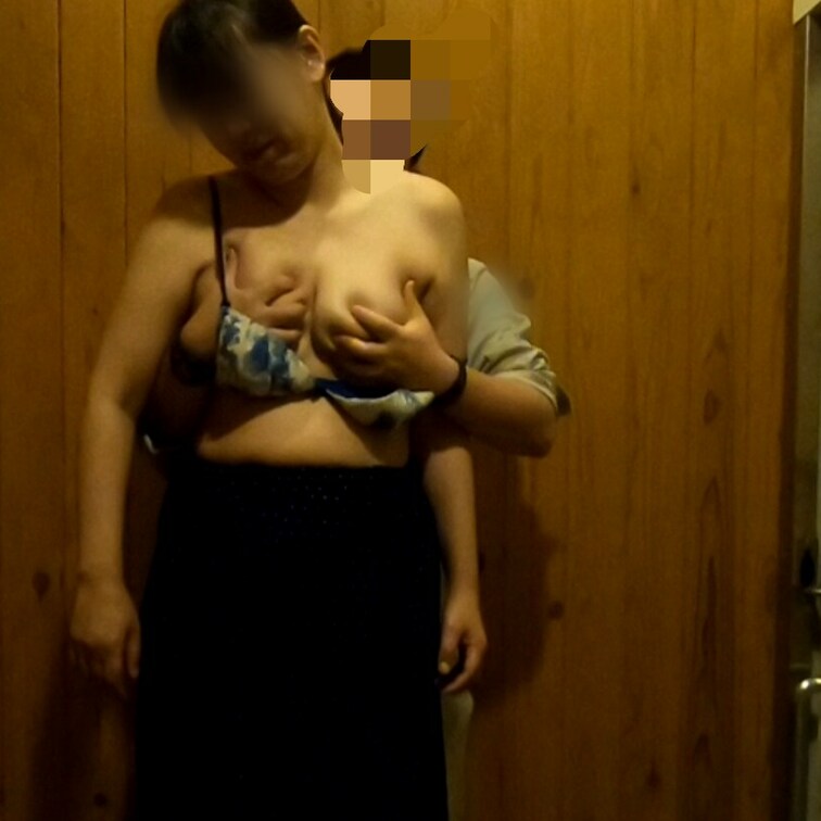 ト○レに連れ込み後ろから巨乳をもみもみ。肩紐だけめくるのってエロくないですか?(笑)