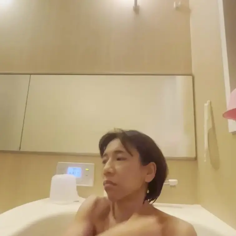 お風呂で温まる妻様😍