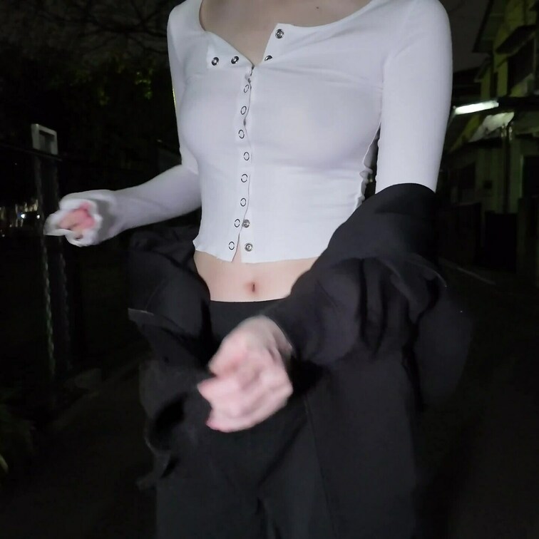ノーブラなの分かります？🥺
もう少し寒くなったら乳首勃って目立つかな？🥰