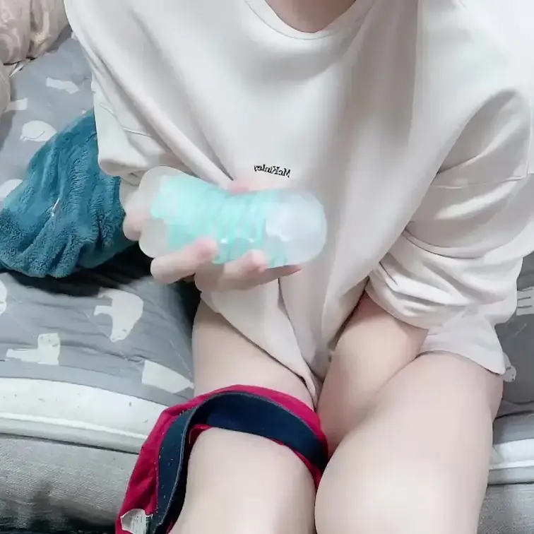 今回は「回転するオナホール」を使って撮影したよ？
ガチガチになっている「ちんちん」をシコシコしました。

搾り取ら
