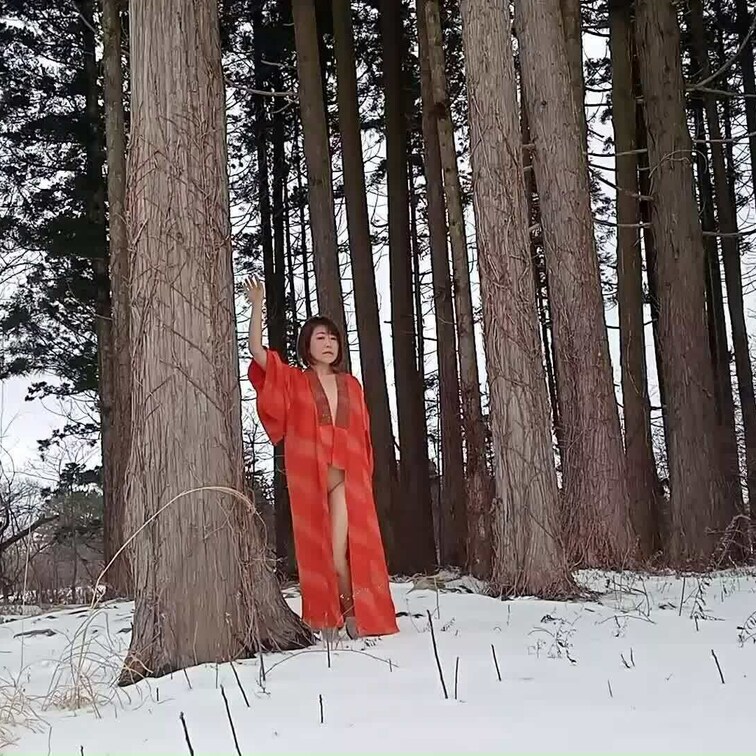 雪の中での撮影
林の中でヌードになります！

これは寒い
見ているだけでも寒い
脱いでる方はもっと寒い

