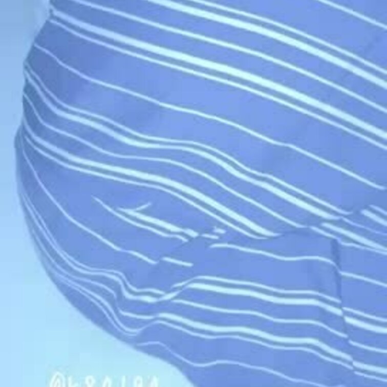 寝てる人にイタズラしてるだけの動画。