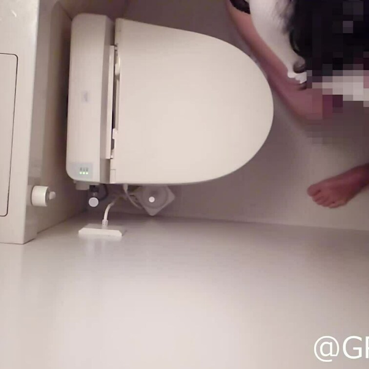 トイレの密室でセックス♡