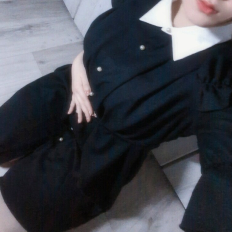 メイドさんみたいなお洋服着てみた👏🏻
どんどん色んなところが見えていく…🫣
「何でも致しますよ、ご主人様？」

