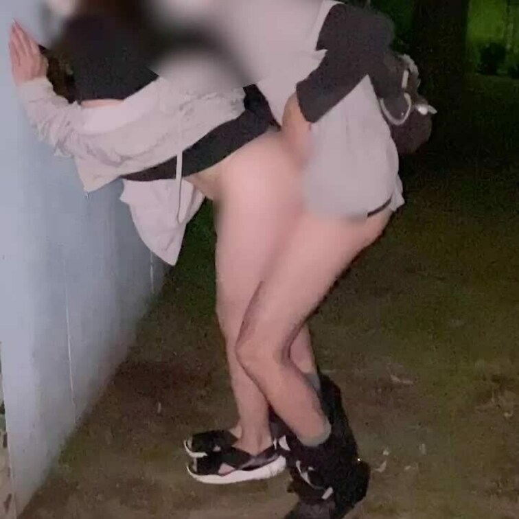 外でも生チン○を受け入れちゃうゆう。
単独さんも興奮してそのままゆうの中に発射してくれました。
それを見て興奮したも