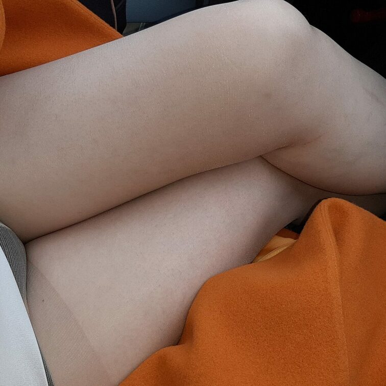 妻と久しぶりのお泊まりデート。
寒い中ミニスカノーパンパンストです。
