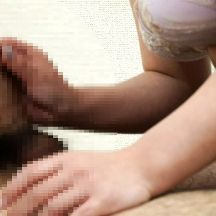 ドアップ映像ですので、手コキはもちろんのこと
人妻の美巨乳も当然至近距離でお楽しみいただけます！！！

下着越しの
