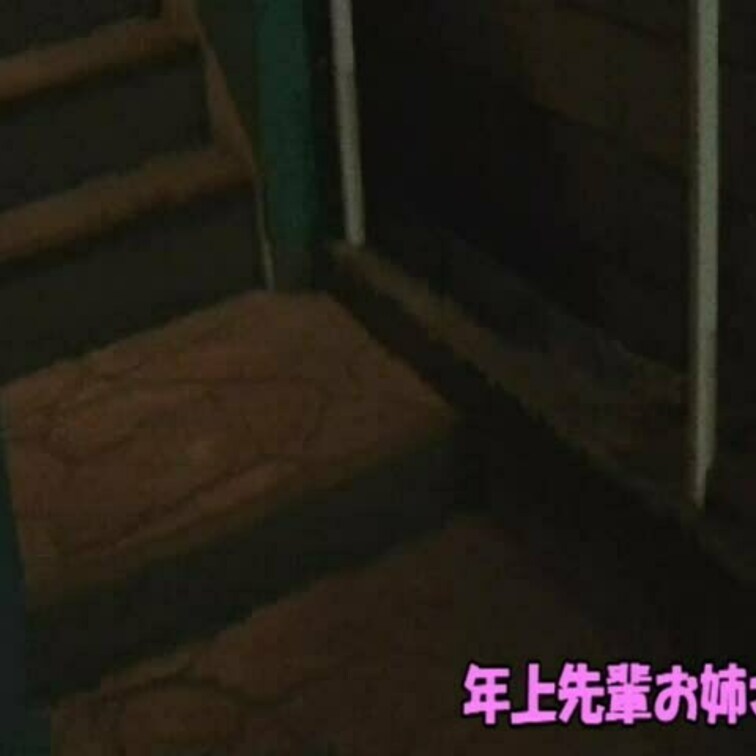 同じ職場の年上先輩おねえさんのアパートに行きました。
いつもこんな感じで迎え入れてくれます。
アパート下まで到着して