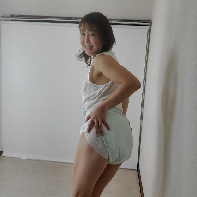 これは
劇レア動画間違いなし！

紙おむつ姿の熟女😳

必要に迫られて…ではありません(笑)

リクエスト