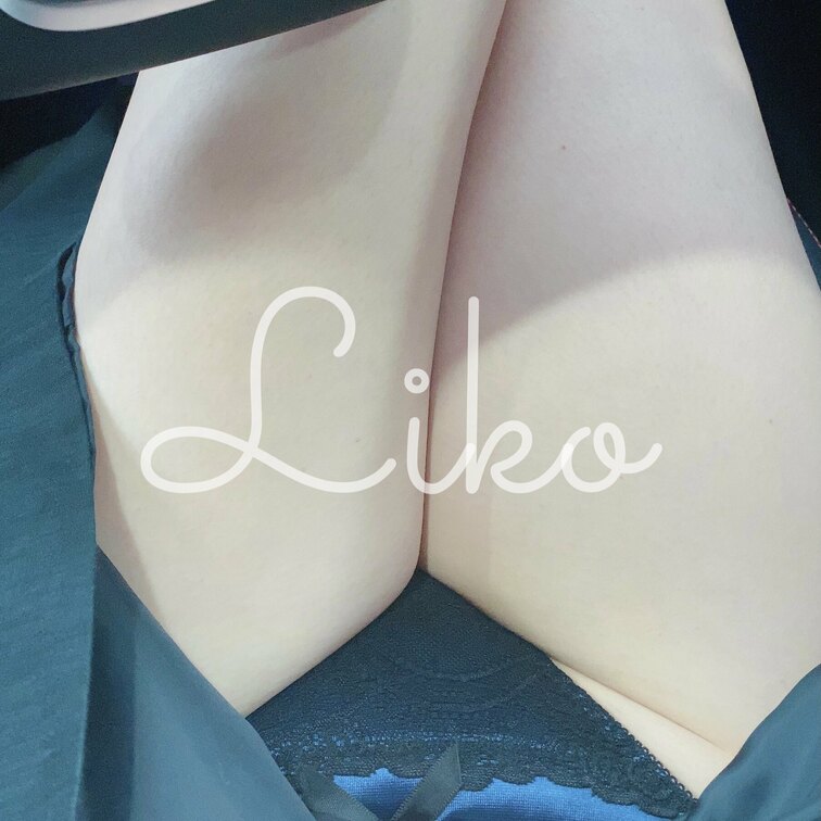 前からの。クルマの運転中!こんなパンティはいてます💕