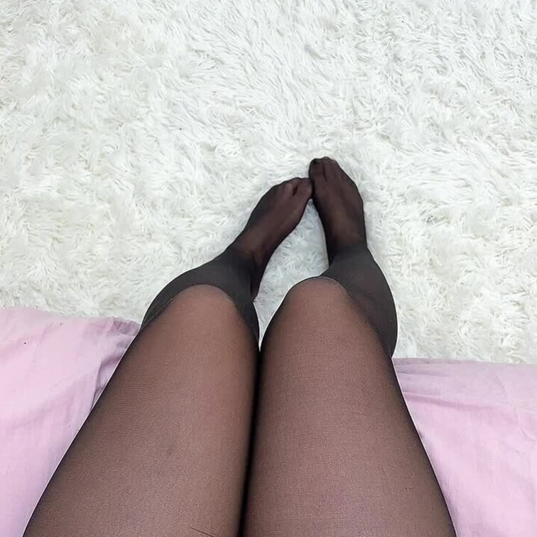 絶対領域を撮ってみました。パンツも見えちゃってるけど