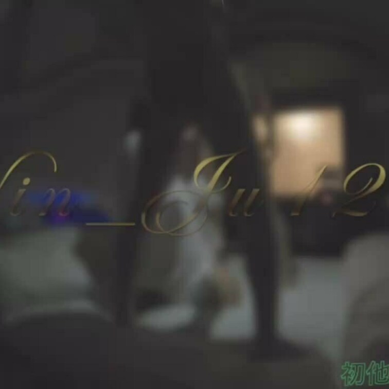 【第1回他人棒】広角遠めver
初他人棒フェラ編です😏
旦那と単独さんのチンコを同時に手コキする妻👋
その後単独さ