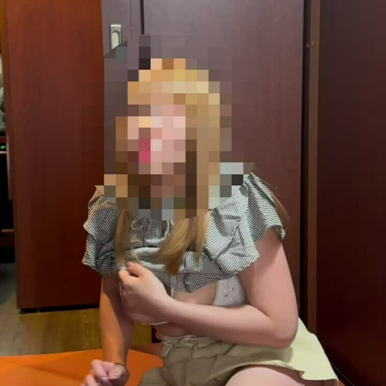 オナニーしてもチラチラみてくるだけだから洋服脱いで全裸でオナニーしてみたらブースの中に入ってきてめいのこと手マンしたりお
