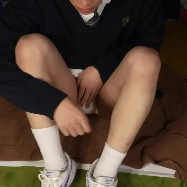 学生服でお漏らししちゃった