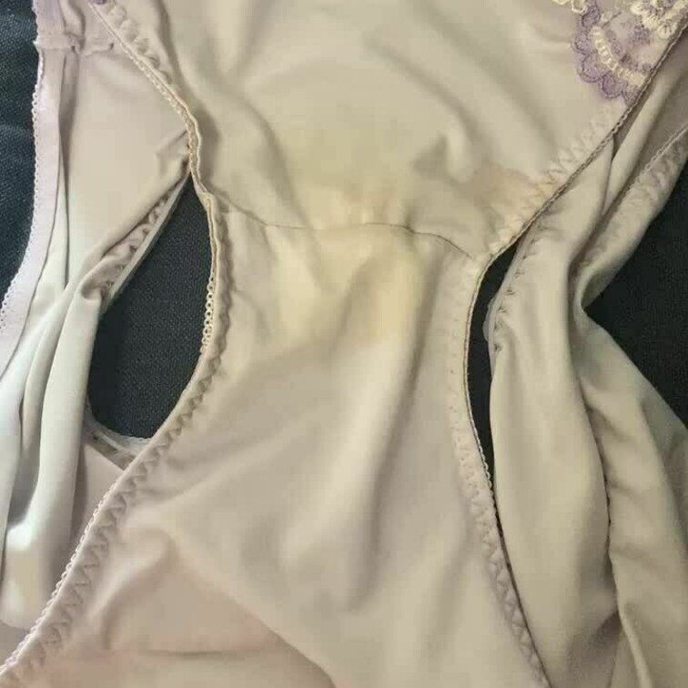 【汚パンティ】2週間履いたシミたっぷり激臭パンティ。キツイ臭いが漂います。