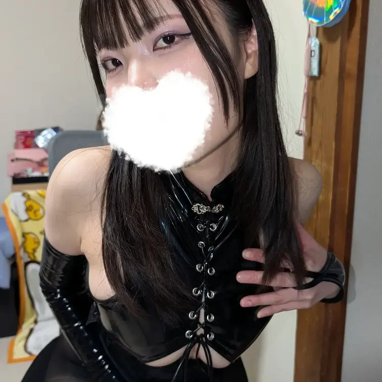 趣味自撮り集
黒艶チャイナ風衣装に黒スト、アームカバー✋
鞭も脚も好きでしょう？