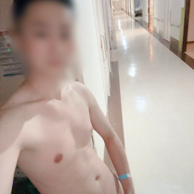 入院中に消灯後の病棟で全裸露出しました