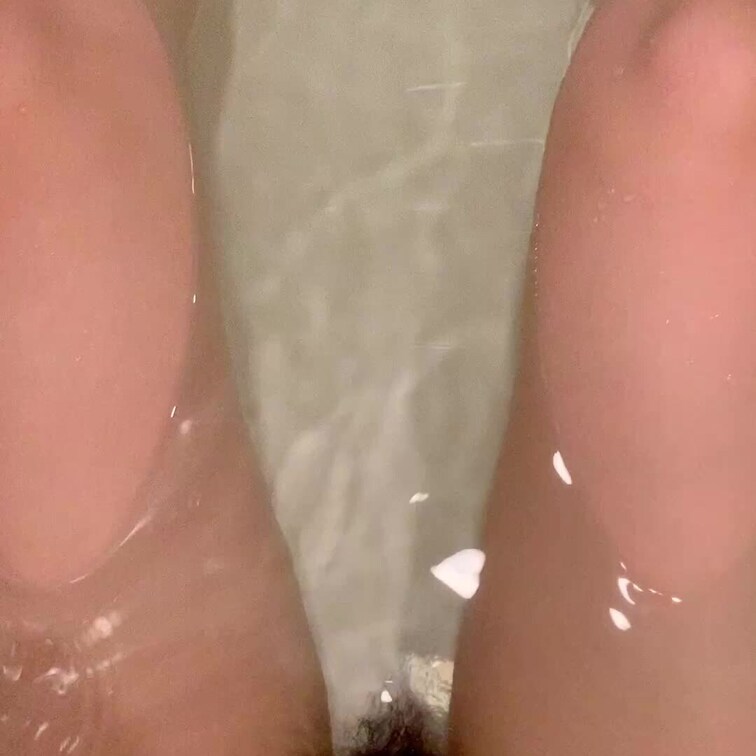 お風呂のお湯の中でおしっこしてみました💓