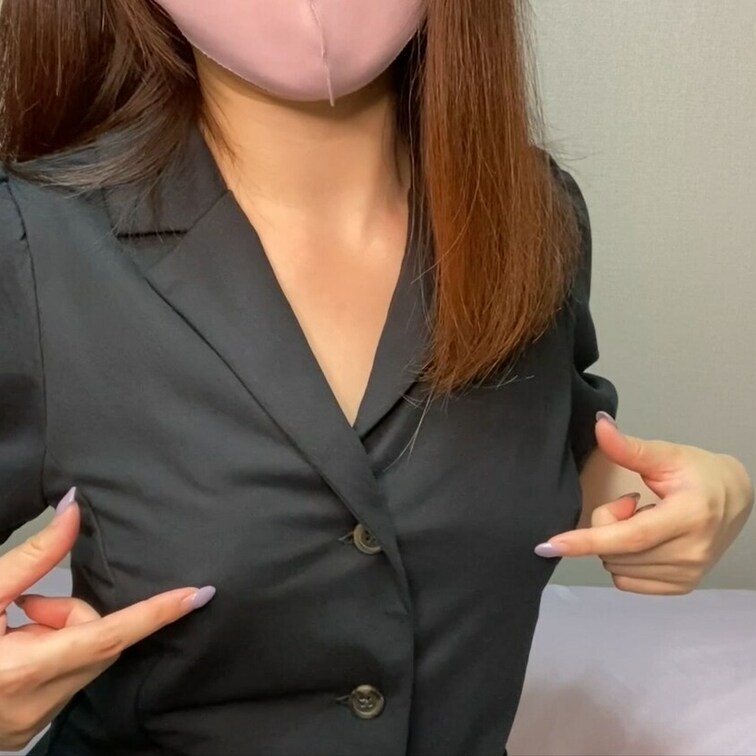 "ﾟ+*:;;:*　*:;;:*ﾟ
こんにちは、みゆだよ！😆✨

触り心地のいい服で乳首をいじいじしていたら気持ち
