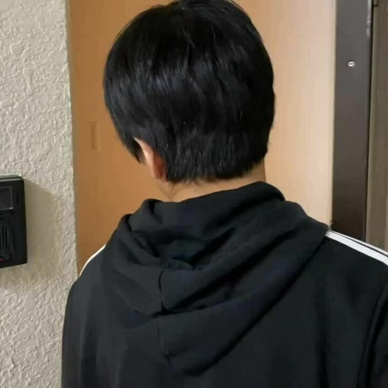 玄関で目隠し待機している、ふーたくん!