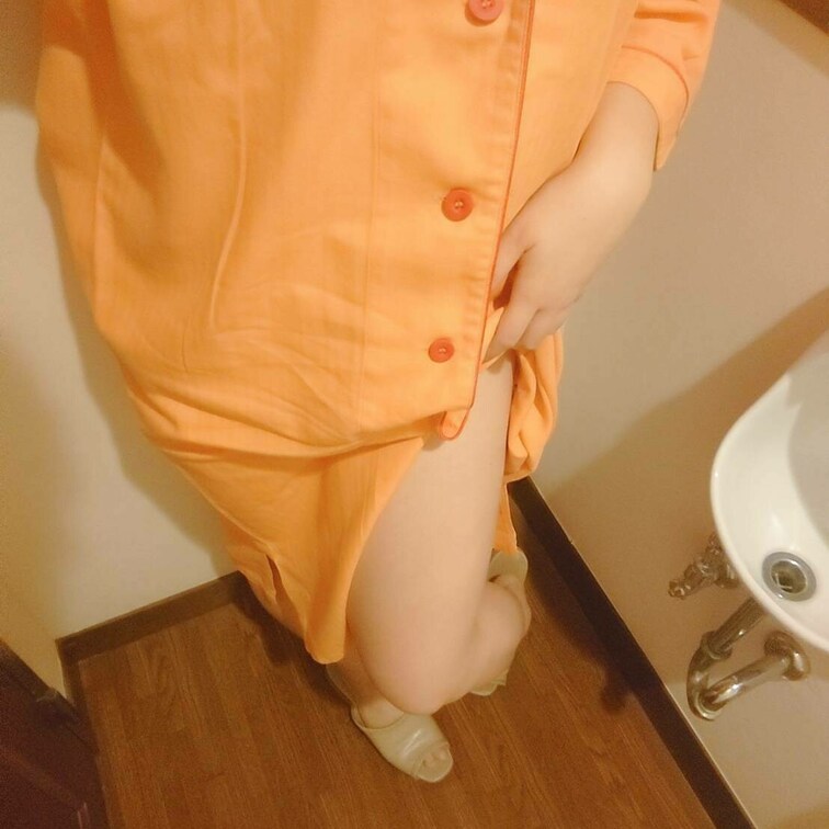 チラってたくしあげしてるのってエロいよね💕