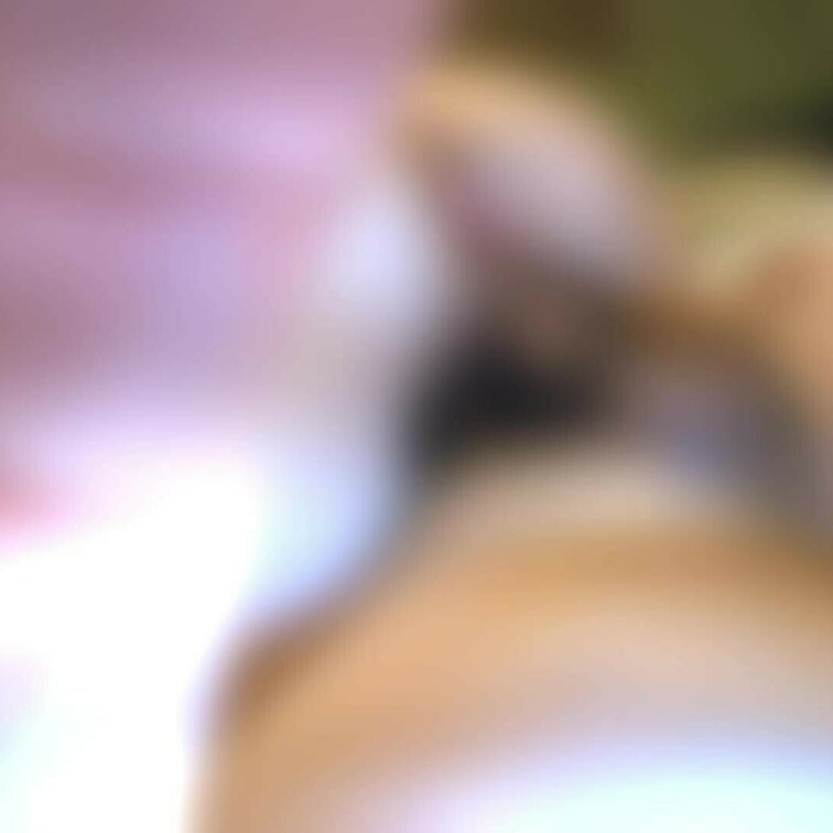 色白で巨乳な裏垢女子による騎乗位（お尻側）