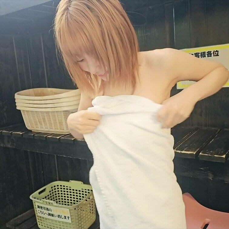 グラビアアイドル✨白崎えりか✨公式サイトです！
白崎えりかの魅力はもちろんのこと
有料プランではあんな姿こんな姿を