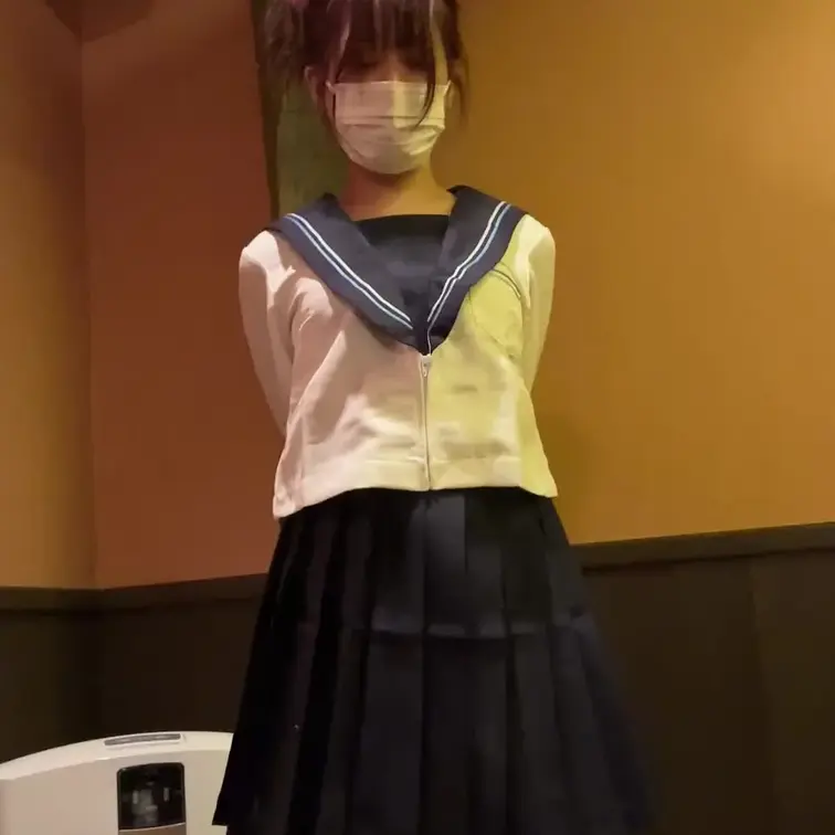 髪吊り中のドMちゃんにエッチなイタズラ
