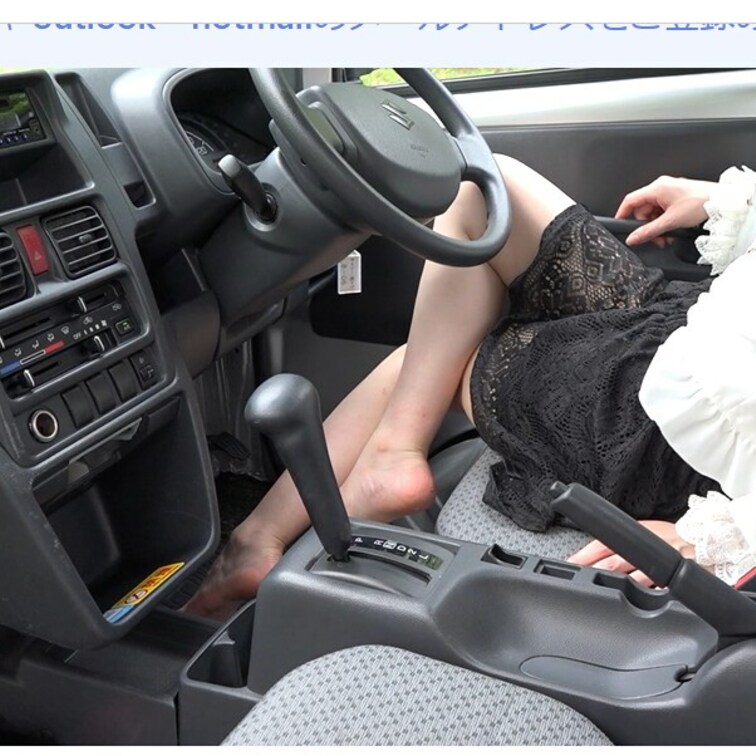 f395裸足で車のペダルパンピング
