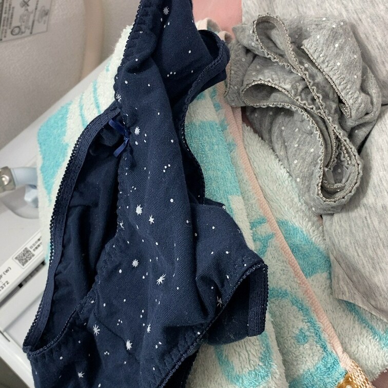 昨夜、彼女が入浴直後に撮影したぱんつです
脱いだ直後のパンツなので蒸れ蒸れです