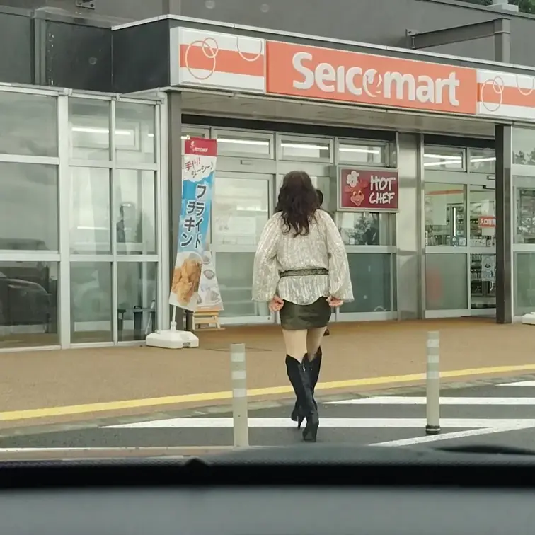 ♥️露出♥️北海道露出（2日目昼）
高速SAにて見て欲しい女

突き出す尻を見て欲しい
舐め回すように