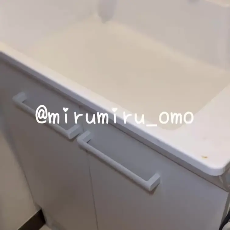 トイレが開かず限界が来て洗面台に…
出てるとこは見えないけど色が黄色くて恥ずかしい(/ω＼*)

もう既にぽたぽた