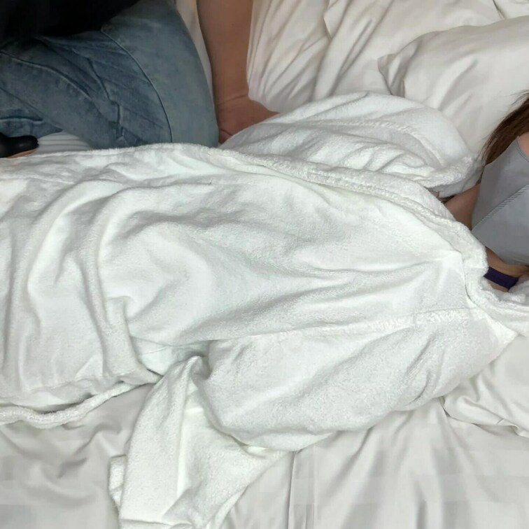 バスガウンをペロンと捲られたら…✨

セクシーな衣装を着たましろが登場するよ💖

いつものウーマナイザーとバイブ
