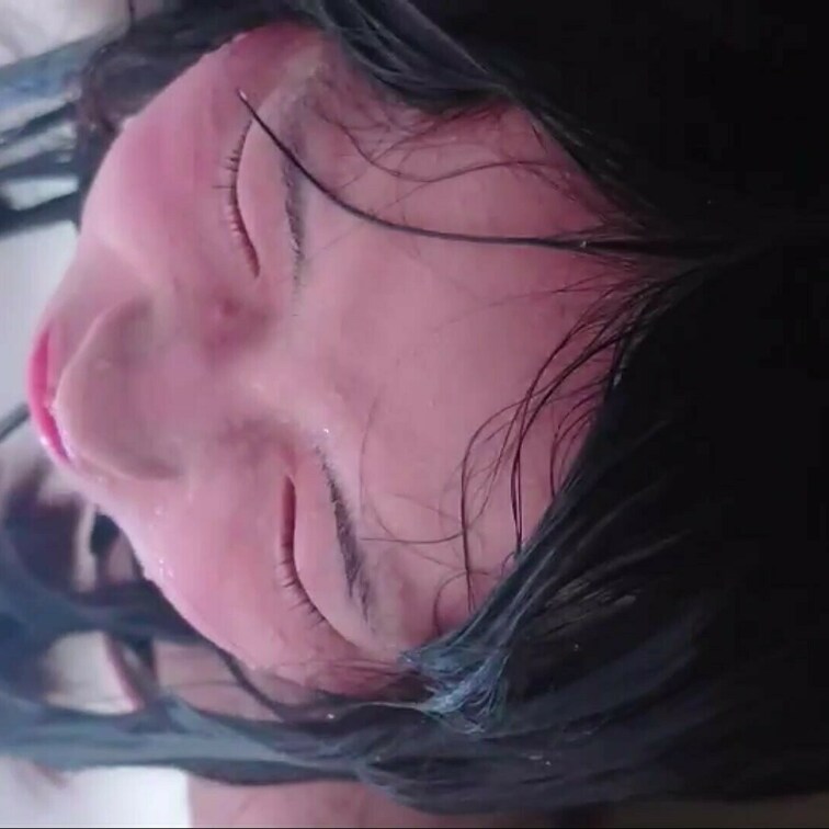 水責め動画。ボンテージ衣装で、浴槽に頭を入れられます。
目が痛かったけど、楽しいのは楽しい。

241231