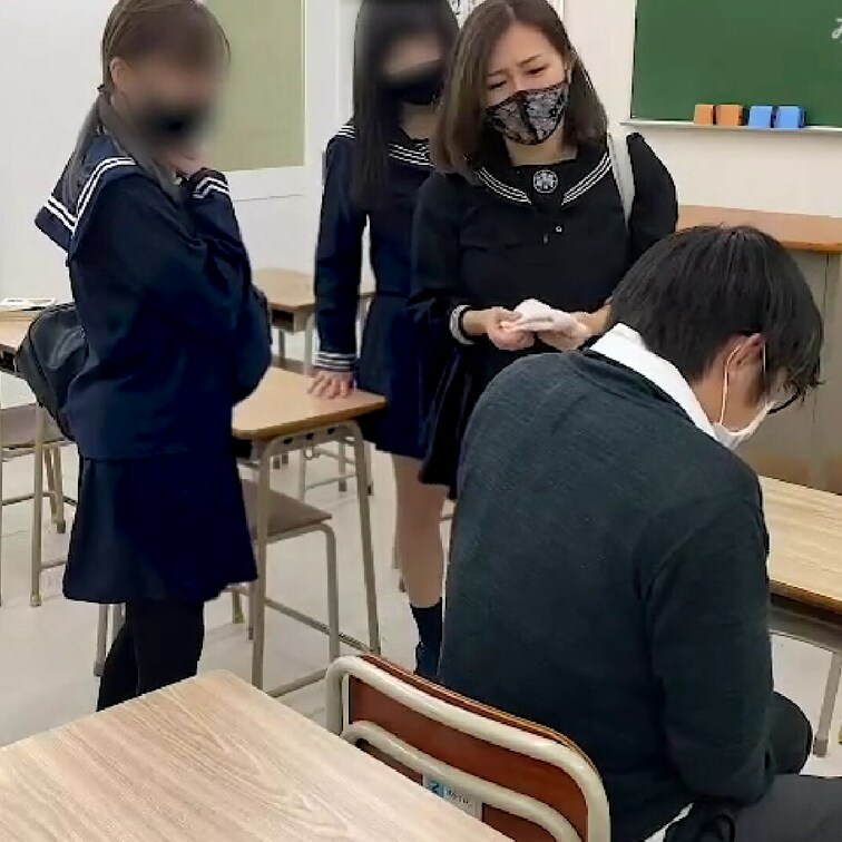 🌟GW毎日更新中4/26～5/7🌟
【同級生は変態💕オープニング】
オタクに厳しい女子がこのM男くんをいっぱいイジメ