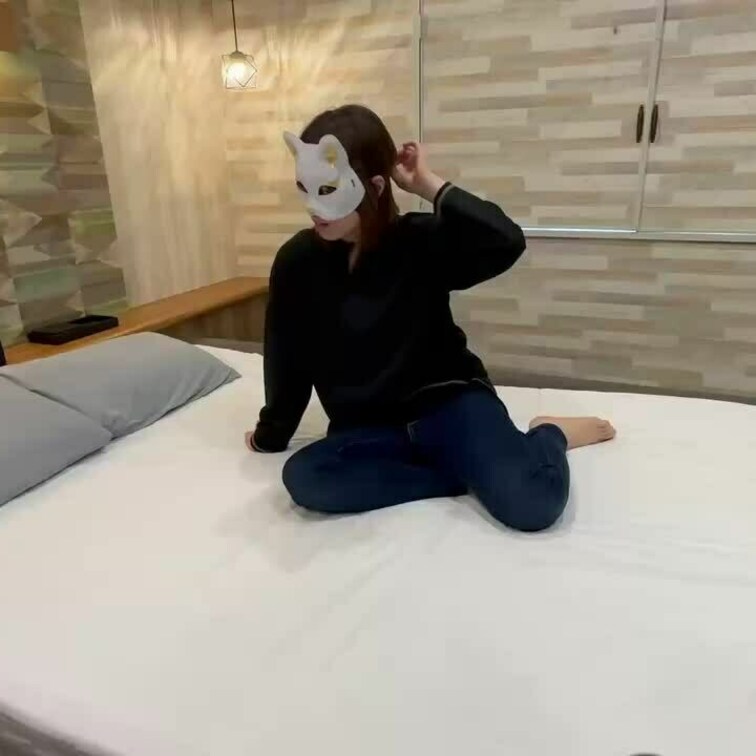 体調不良で会えなくて欲求不満だった不倫妻は自ら肉棒に跨り腰を振る。不倫男も欲求不満で一度長出しフィニッシュするもそのまま