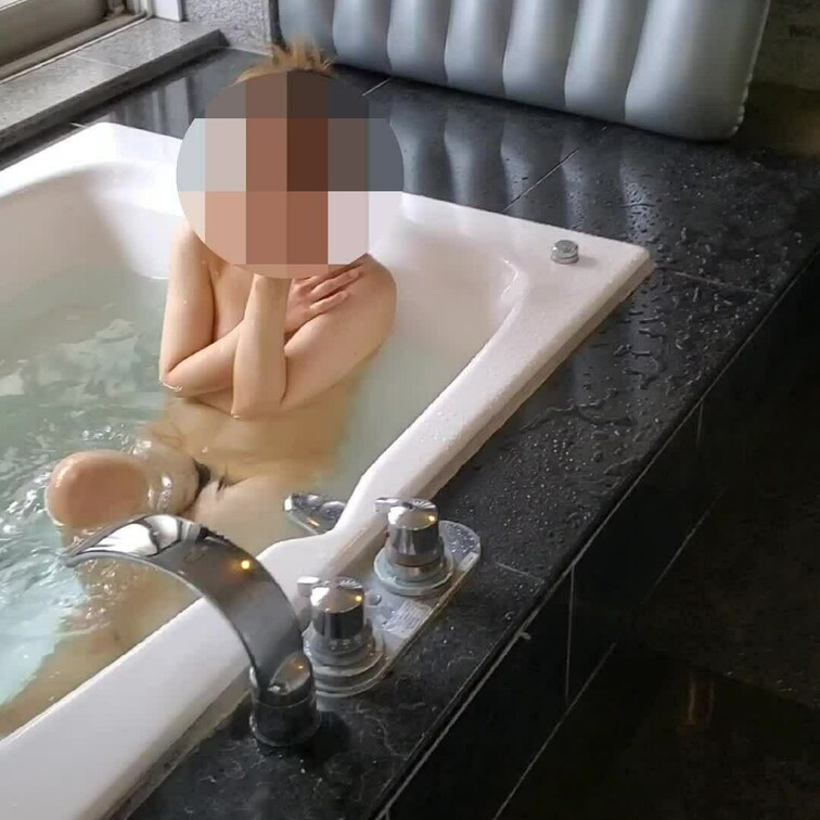 ラブホテルでの妻の入浴動画です。
可愛い微乳見えてますww