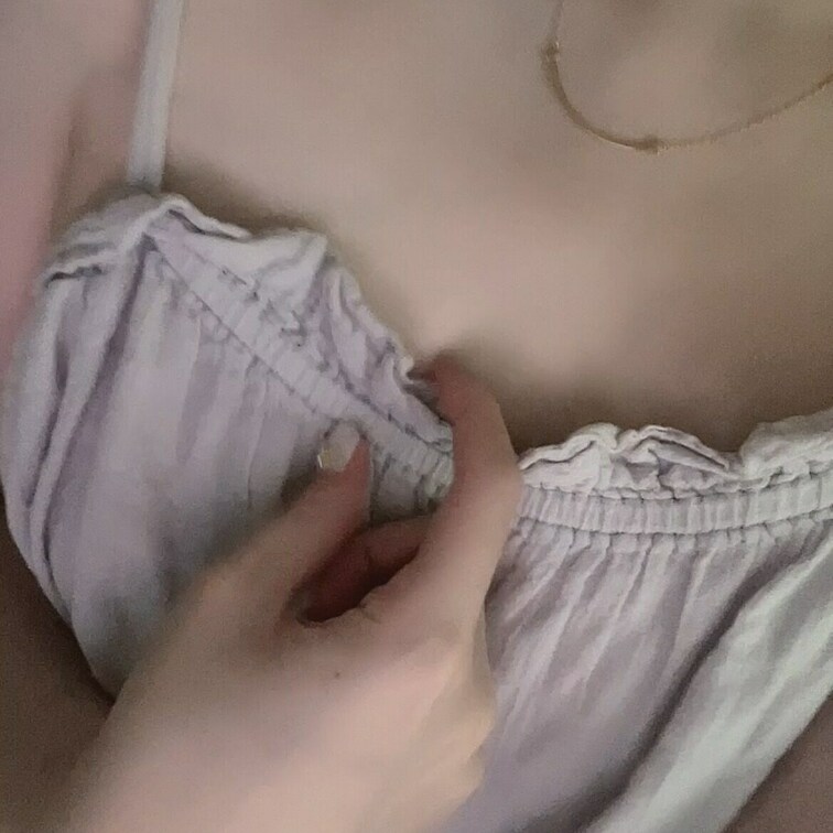 無防備な部屋着姿を公開🌹

もちろんノーブラだよ♡

え？なんか見えた？見えてないよねっ？///