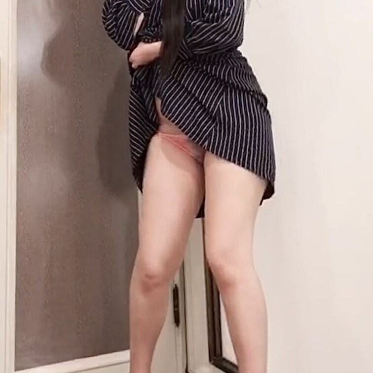 ピンク色の片側だけがヒモ3本のスケスケフルバックのパンティです🤗💕
陰毛もハッキリ分かるくらいのスケスケで可愛いパンテ