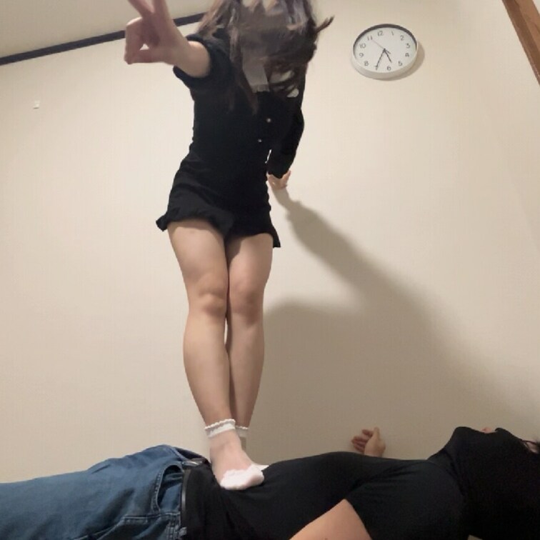 Ⅿ男を踏んだり蹴ったり✌全体重かけてⅯ男に乗ったりしたよ笑