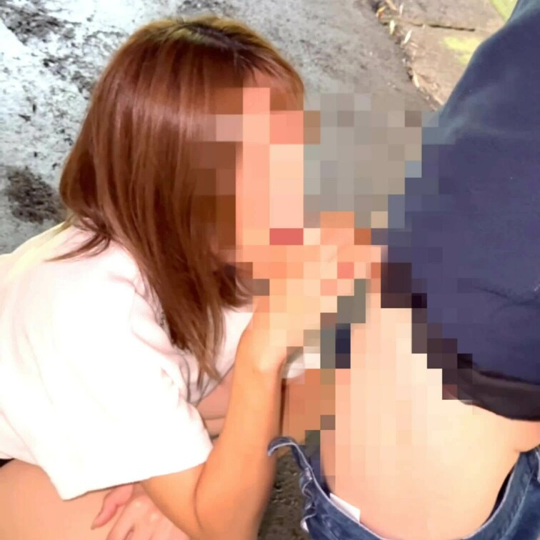 妻、野外で単独さんにご奉仕
この後、単独さんに生ハメされますが、その際に妻の淫しい汁が地面に滴り落ちほど濡れていました
