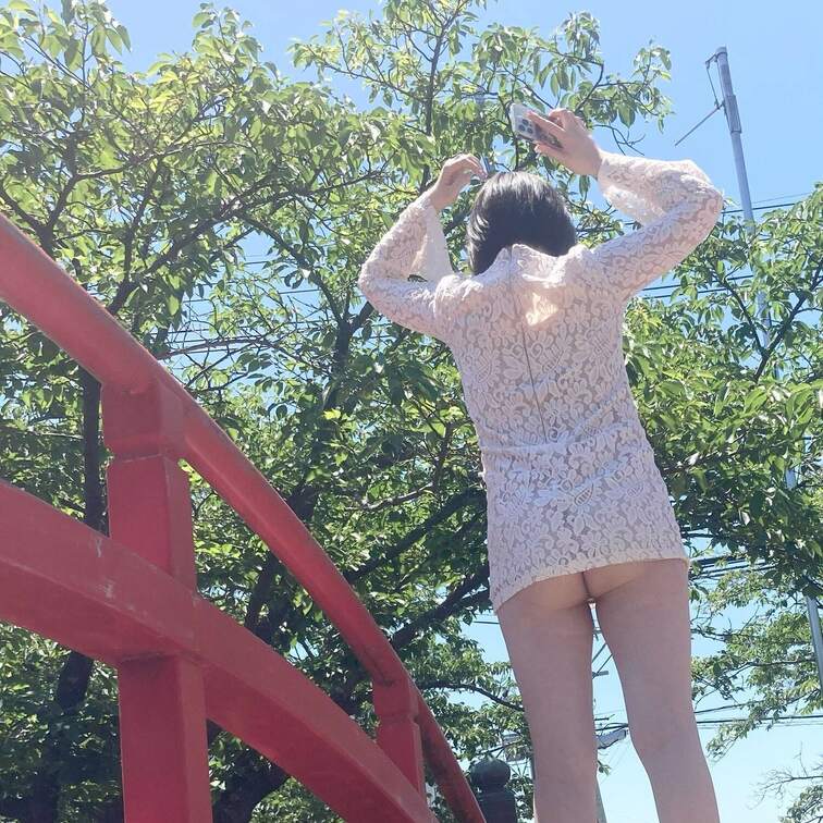 座ったらパンツ見える
手を挙げただけでお尻が見える
超ミニのワンピースで観光地をぶらぶら
動画もありますよ
