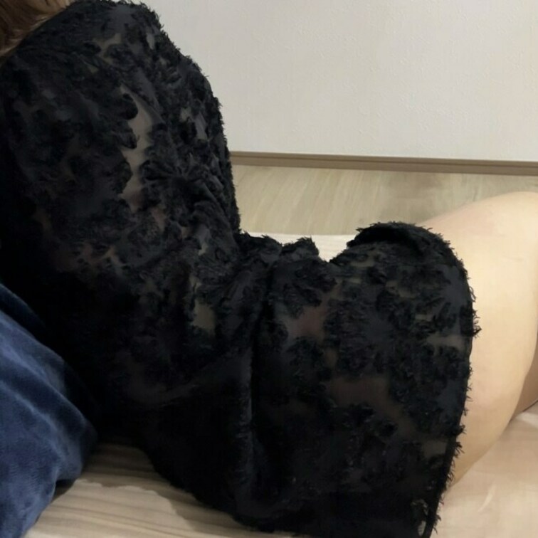 ロングTシャツで過ごしていたら素人男性が興奮してしまったので、フェラとゴムなしセックスで気持ちよくして中出し