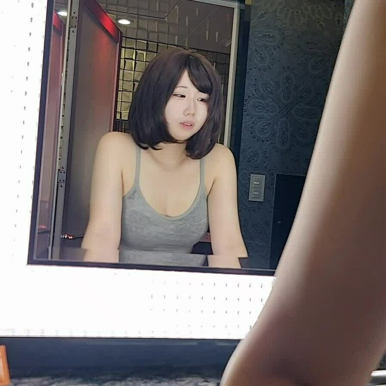 洗面台のみなとを後ろから電マでイカせる😉
イッても責めるのは止めませんｗ