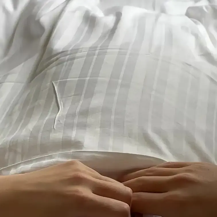 出張先のホテルで乳首すりすりした後に何回も寸止めするおなにー