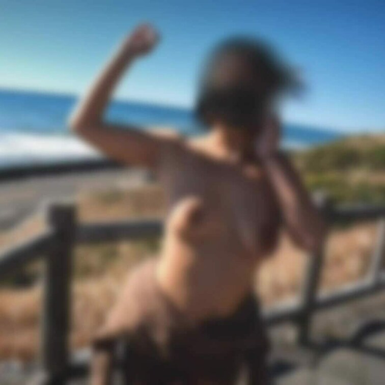 欲張りプラン
海が見渡せる場所で露出📸
全裸は気持ちいいです🎵